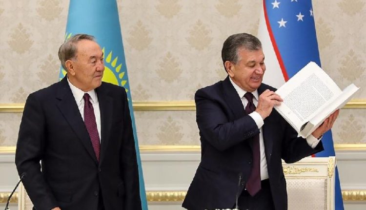 Өзбекстанның мемлекеттік қызметшілері Нұрсұлтан Назарбаевтың кітабын оқиды
