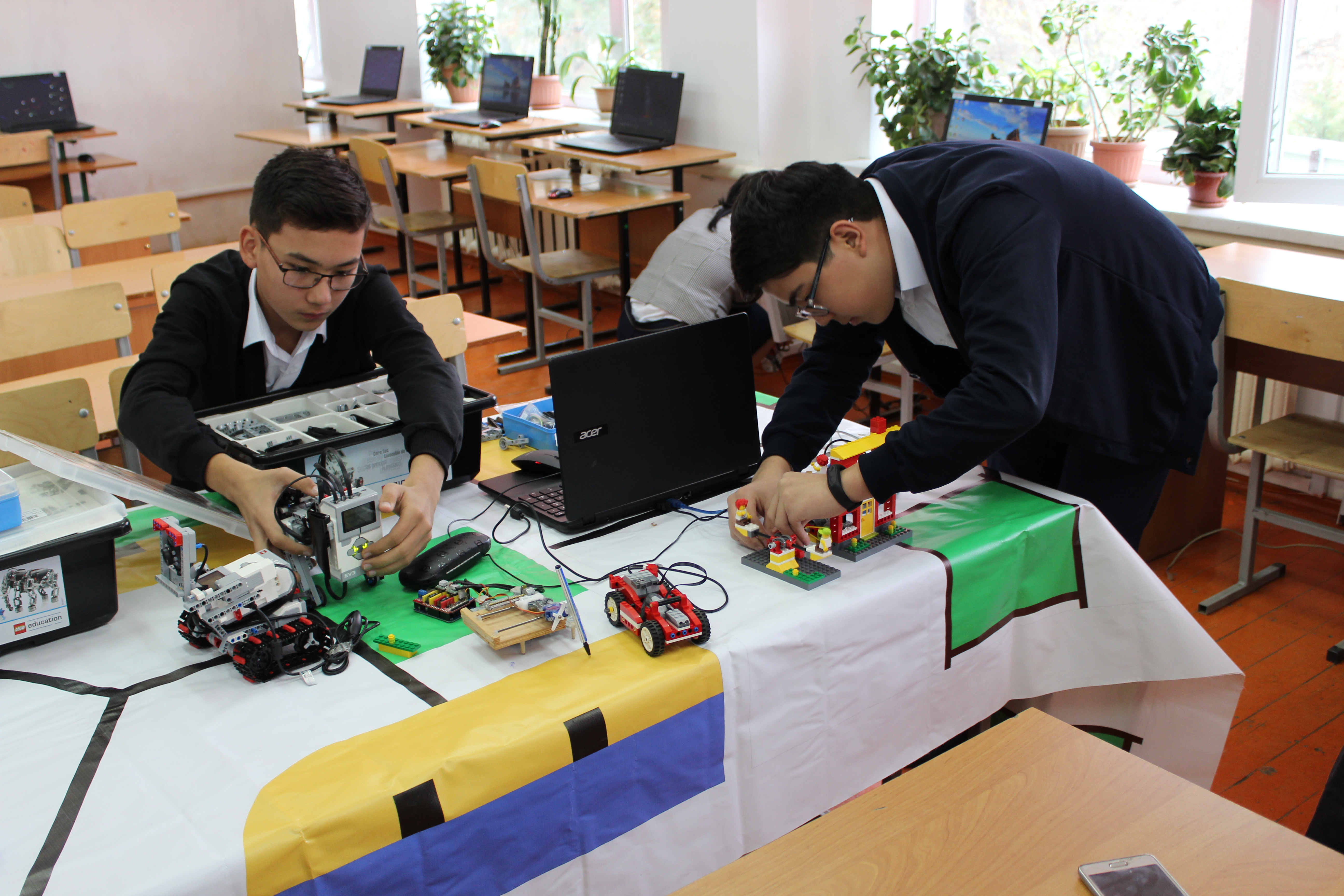 Білім беру саласында. Робототехника в образовании. Робототехника Узбекистан. Стем образование робототехника в ДОУ. Стем технологии для школьников.