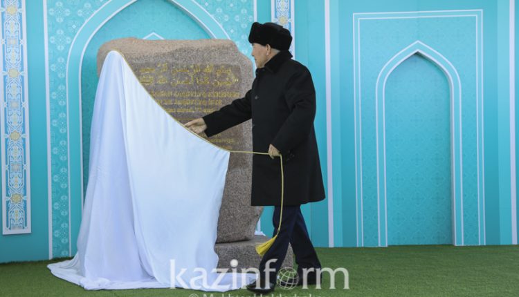 Назарбаев Астананың бас мешітінің іргетасын қалау рәсіміне қатысты
