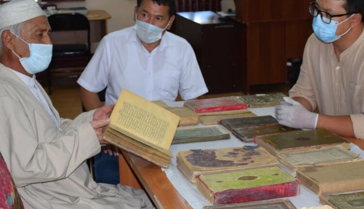 Түркістандық ақсақал қорық-музей қорына қолжазбалар мен көне кітаптар тапсырды