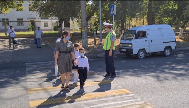 Шымкенттік полицейлер «Абайлаңыз — балалар!» іс-шарасы аясында оқушыларға жол ережесін үйретуде