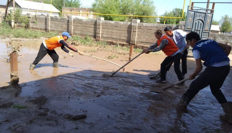 ТҮРКІСТАН: ҚАЗЫҒҰРТТА ЕРІКТІ ЖАСТАР СУ БАСҚАН АУЫЛДАРҒА КӨМЕКТЕСУДЕ