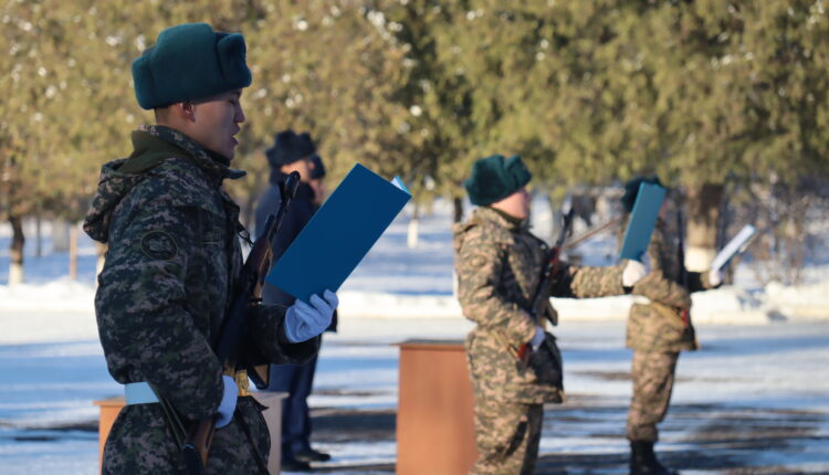 Шымкент гарнизонында кезекті әскерге шақырылушылар әскери ант қабылдады