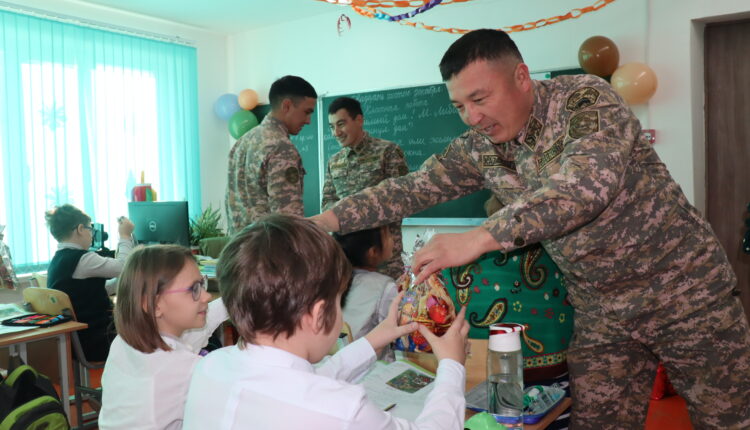 Шымкент танкистері ерекше балаларды келе жатқан Жаңа жылмен құттықтады