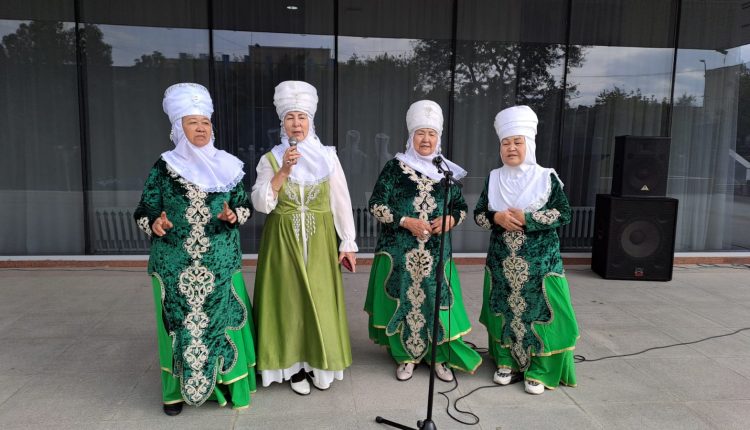 В 4 УЧАСТКЕ  ВСТРЕЧАЮТ ПРИШЕДШИХ НА ГОЛОСОВАНИЕ ГРАЖДАН В  ПРАЗДНИЧНОЙ АТМОСФЕРЕ